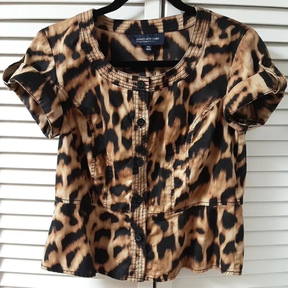 *SOLD* Jones New York Animal Print Adjustable Short Sleeve shirt Petite Medium - Picture 1 of 7